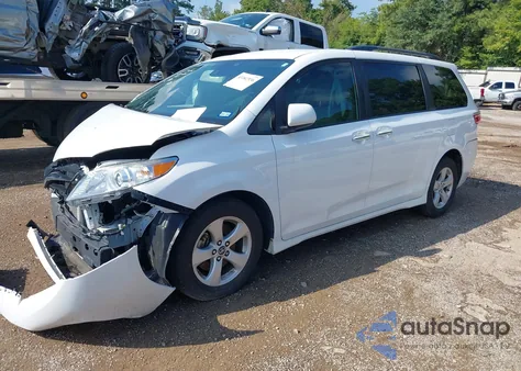 2019 Toyota Sienna Le 8 Passenger z USA, uszkodzony, nr VIN 5TDKZ3DC4KS967778
